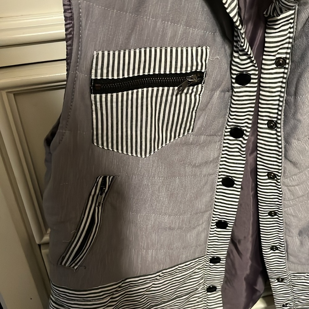 Vest - Picture 3 of 4